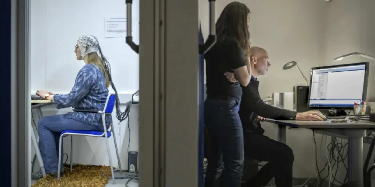 minneslabbet med tre personer i labbet