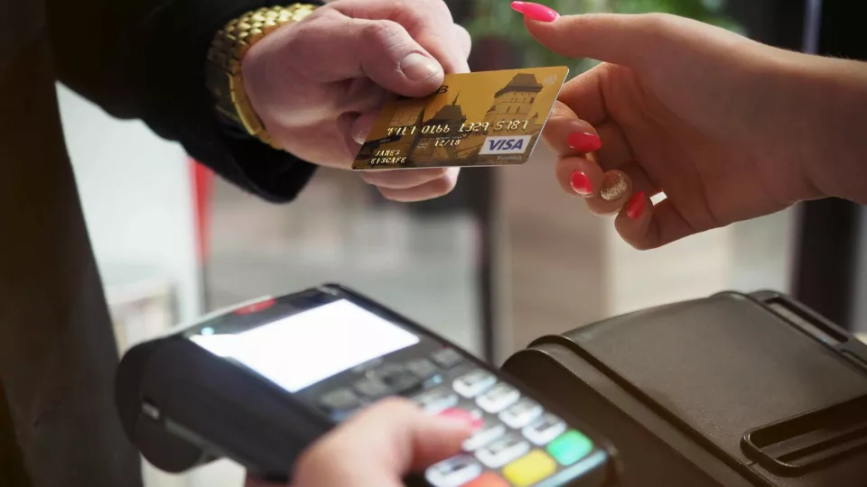 person betalar något med ett kreditkort. foto