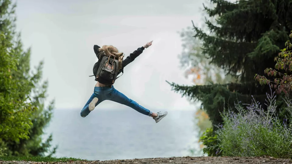 Kvinna som hoppar av glädje. foto