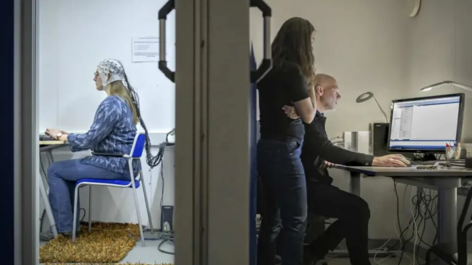 minneslabbet med tre personer i labbet