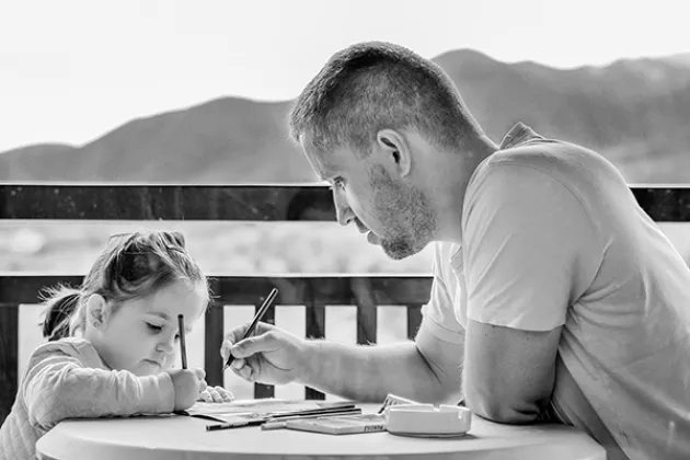 Foto av pappa och dotter som ritar.