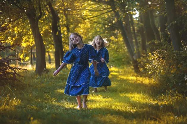 Två flickor som springer. Foto: Pixabay.