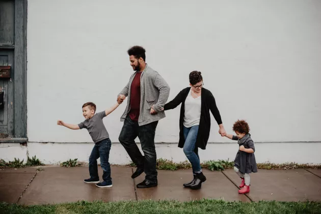 Familj som håller varandra i händerna. Foto: Pexels. 