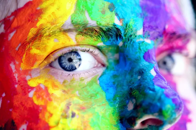 Ansikte målat i regnbågens färger. Foto: Pixabay.