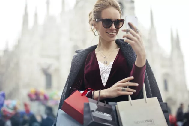 Shoppande kvinna på semester. Foto: Pexels.