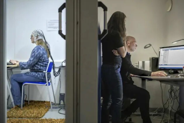 minneslabbet med tre personer i labbet