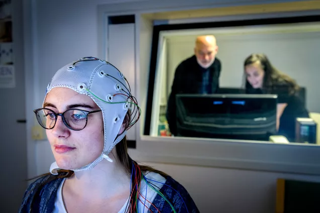 Mikael Johansson och Iñes Bramao under ett hjärnaktivitetsforskningstest. Foto: Kennet Ruona.