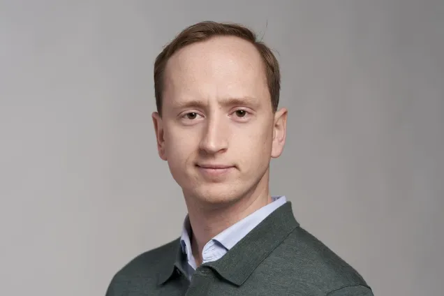 porträtt av alumn lukas levay. foto