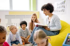 Kvinna läser för barn på förskola. Foto: Pexels.