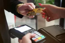 person betalar något med ett kreditkort. foto