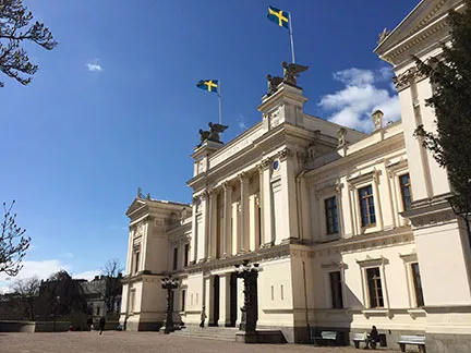 Universitetshuset med svenska flaggor